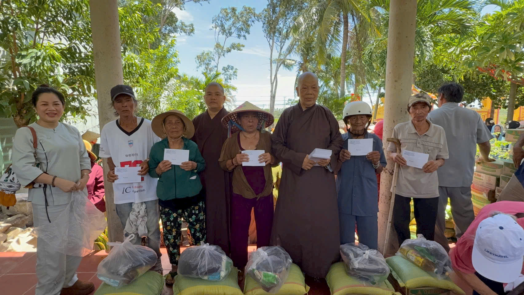 Đoàn Từ thiện chùa Bửu Quang tặng quà các hộ nghèo tại Gia Lai